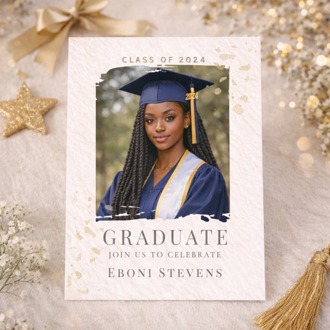 Convite de Retrato com Confetes Dourados (Gold confetti graduation portrait layout with cream background for senior celebration gathering)