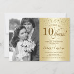 Convite Décimo aniversário de Casamento com Foto - Dourado<br><div class="desc">10º Convite de Aniversário de Casamento com Foto. Design elegante em ouro com fonte de script e confete. Pode ser personalizado para mostrar qualquer ano de casamento. Saúde a 10 anos!</div>