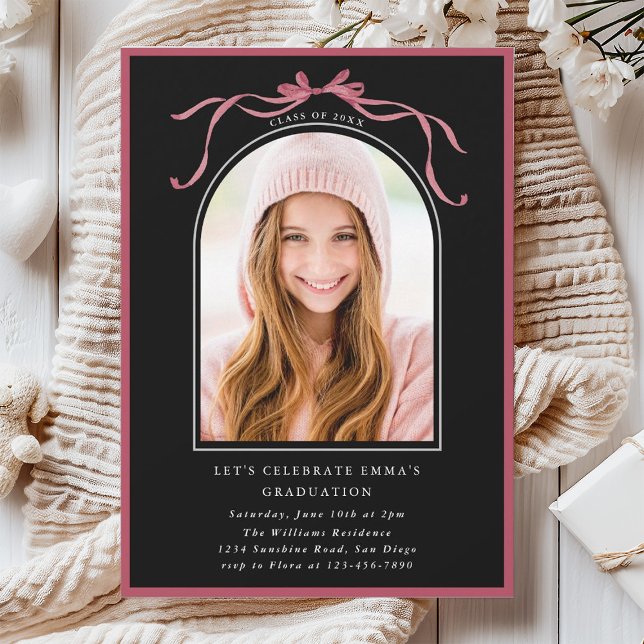 Convite Deep Blush Bow Graduation Party Arch Photo Black (Criador carregado)