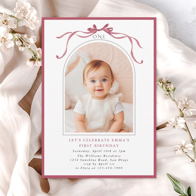 Convite Deep Blush Pink Bow Girl 1st Birthday Arch Photo (Criador carregado)
