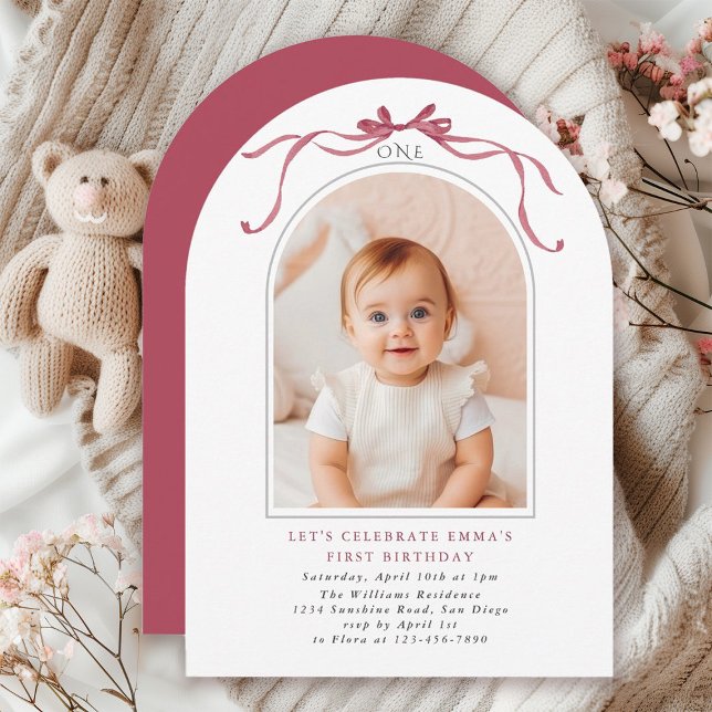 Convite Deep Blush Pink Bow Girl 1st Birthday Arch Photo (Criador carregado)