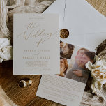 Convite Delicar Casamento de História de Proposta Dourada<br><div class="desc">Este delicado convite para casamento da história do ouro e da nata é perfeito para um casamento moderno. A design romântica minimalista apresenta uma magnífica e elegante tipografia amarela ouro champanhe num fundo de creme de marfim com um aspecto simples e limpo. Personalize o seu convite com 3 fotos de...</div>