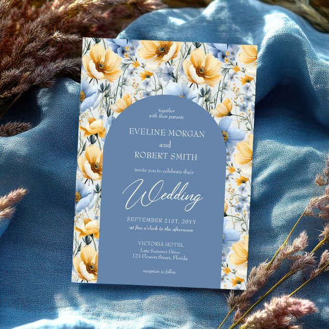 Convite Delicate Boho - Arco de flores azuis e amarelas se (elegant light pastel blue and yellow wild flowers wedding invitation)