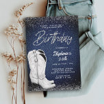 Convite Denim Diamantes Cowgirl Boots Bling aniversário de<br><div class="desc">Um país moderno, elegante e convite de festas chic para as mulheres com o tema denim e diamantes. Apresenta um fundo denim, um par branco de afirmações de botas de vaquinha em pintura acrílica e tipografia em branco, com a palavra "Aniversário" na caligrafia moderna e um efeito de pedra (é...</div>