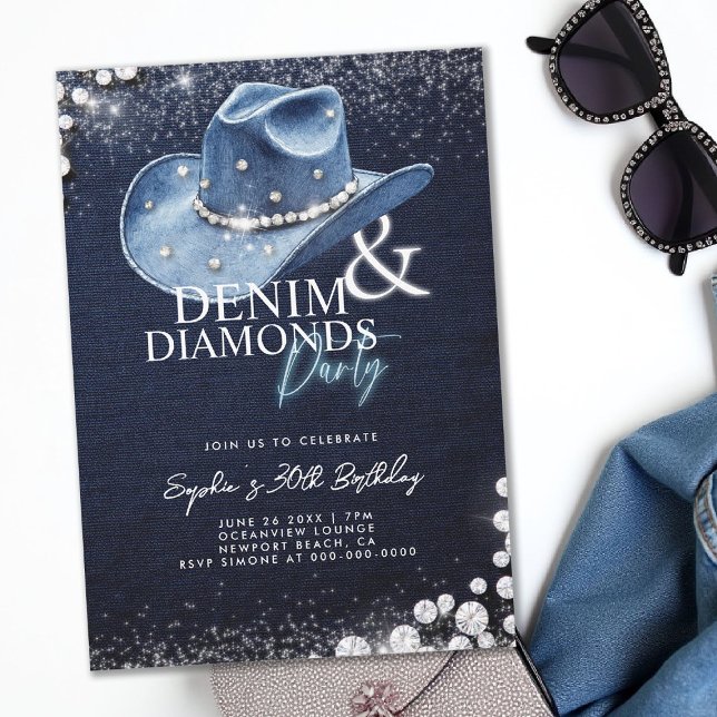 Convite Denim Diamantes Cowgirl Festa de aniversário de 30 (denim and diamonds 30th birthday party invitation blue white cowgirl hat bling sparkles classy)