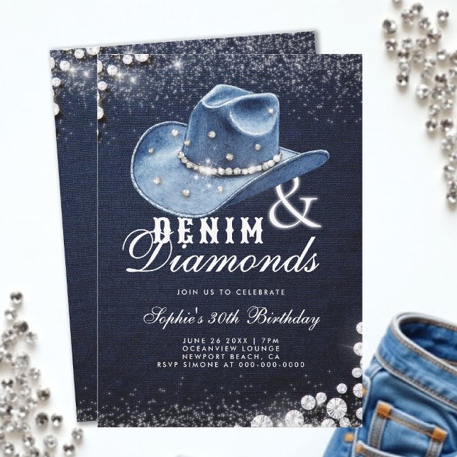 Convite Denim Diamouros Cowgirl Hat Script aniversário de  (denim and diamonds 30th birthday party invitation blue white cowgirl hat script bling sparkles)