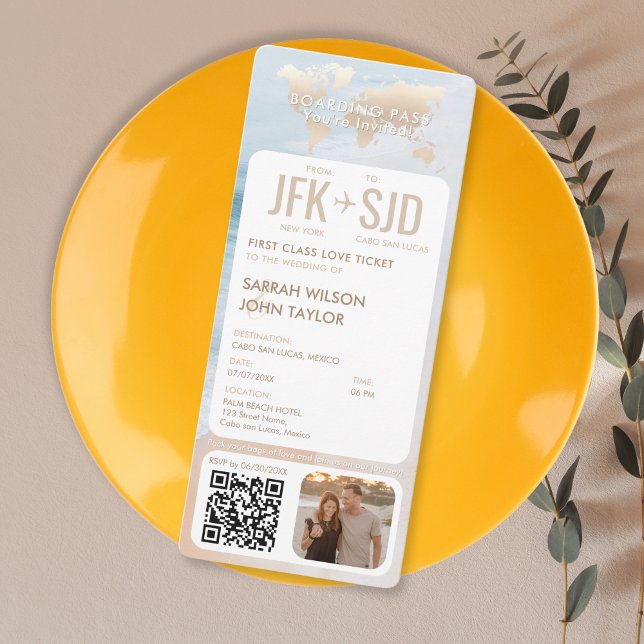 Convite Destino do Bilhete de Passagem de Embarque de Prai (modern vertical boarding pass wedding invitation in beige tones with tropical beach background)
