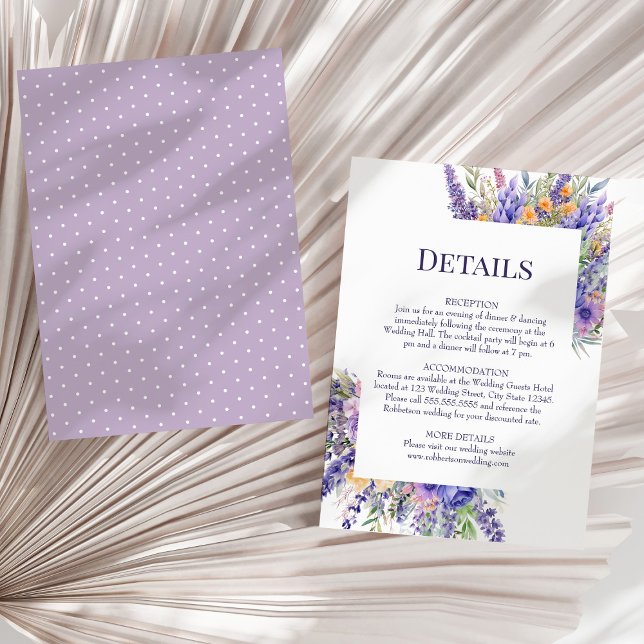 Convite Detalhes de Casamento com Flores Silvestres em Aqu (Boho Lilac Watercolor Wildflowers Wedding Details Invitation on a sunny neutral dry palm leaf.)