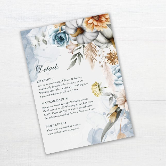 Convite Detalhes do Casamento com Abóboras e Flores Silves (Pumpkins with Wildflowers Wedding Details Card on wooden table.)