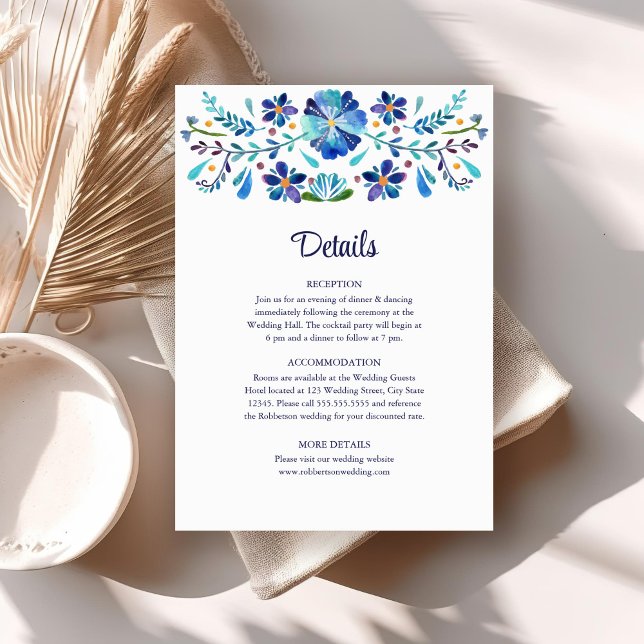Convite Detalhes do Casamento de Fiesta Floral Azul e Bran (Blue and White Floral Fiesta Wedding Details Invitation on a neutral boho table.)
