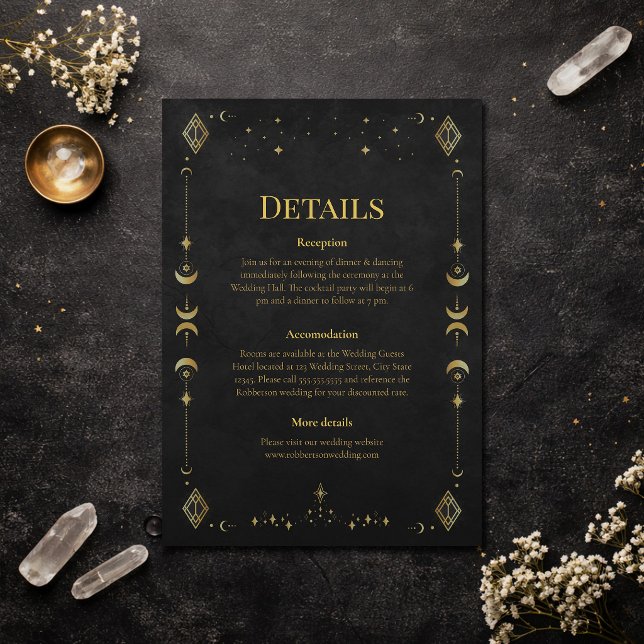 Convite Detalhes do Casamento Preto e Dourado Celestial Gó (Celestial Gothic Black and Gold Wedding Details Invitation on an elegant dark table)