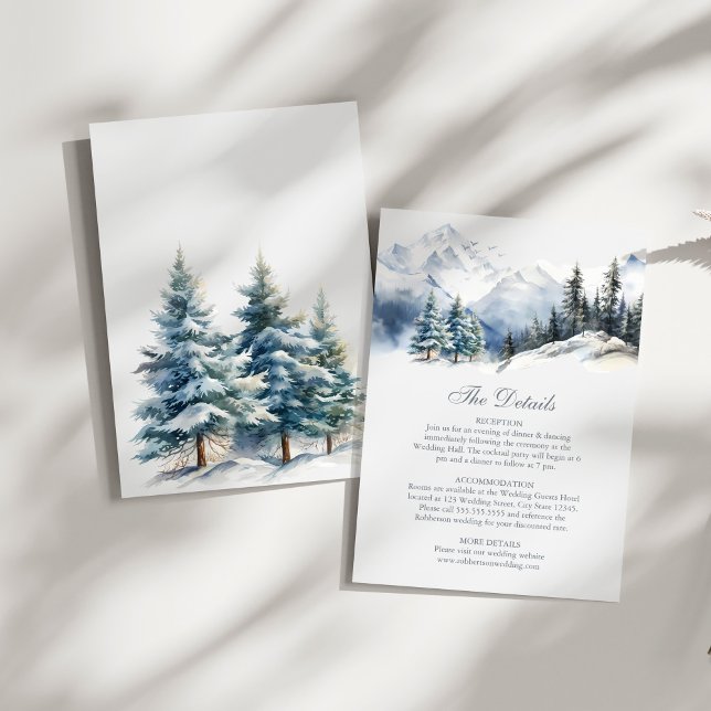 Convite Detalhes do Casamento Snowy Mountain & Pine Trees (Snowy Mountain & Pine Trees Weddding Details Card on a sunny white table.)