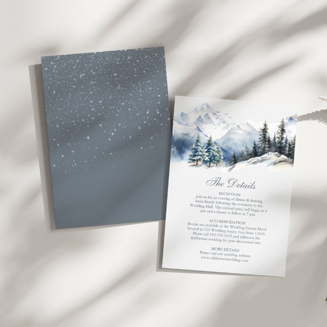 Convite Detalhes do Casamento Snowy Mountain & Pine Trees (Snowy Mountain & Pine Trees Weddding Details Card on a sunny white table.)