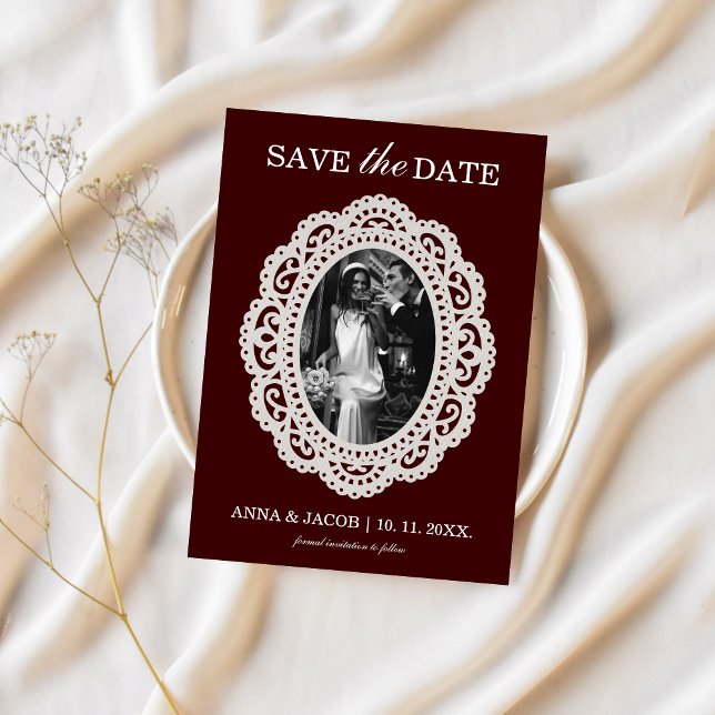 Convite Dinheiro Antigo Borgonha Foto Retro Renda Salvar a (Burgundy Old Money Aesthetic Save the Date Photo with Paper Lace)