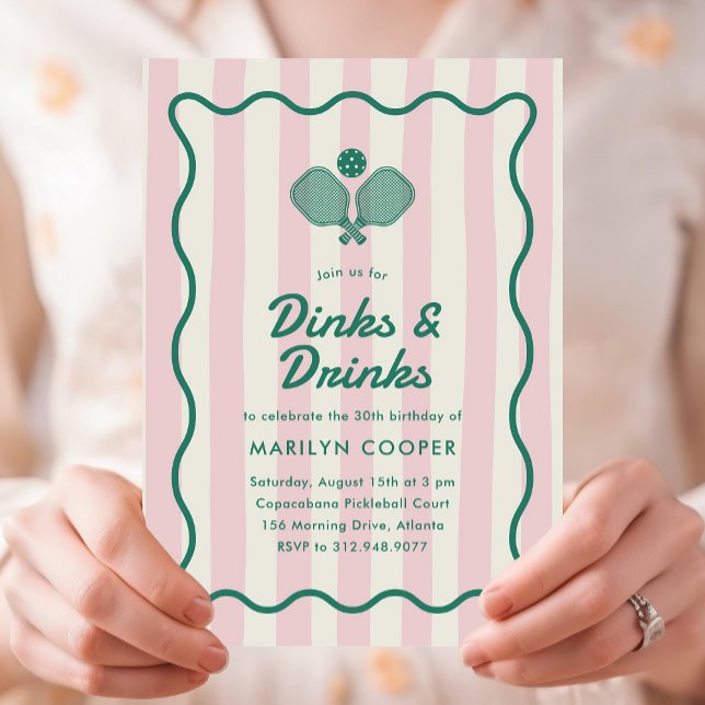 Convite Dinks e Festas de aniversário de Bebidas de Pickle (Dinks and Drinks Pickleball birthday party invitation with pink stripes and green wavy border)