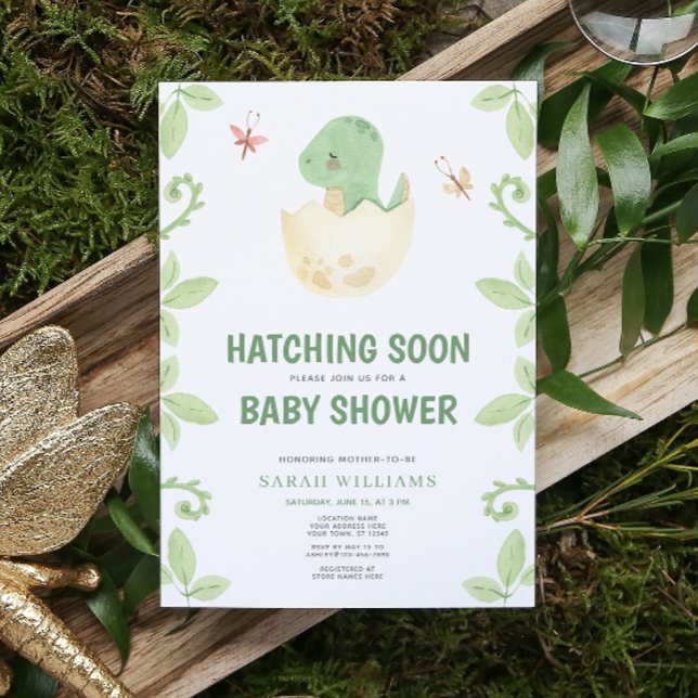 Convite Dinossauro Cónico Aquecendo Chá de fraldas Em Brev (Get ready for a Jurassic celebration with our adorable dinosaur baby shower invitations! 🦕)