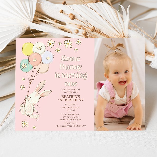 Convite Disias Rosa Balões Alguns primeiros aniversarios C (Modern some bunny is turning one 1st birthday invitation with daisies and balloons.)