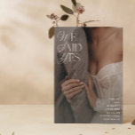 Convite Dissemos Sim Recepção de Sobreposição Branca Apena<br><div class="desc">Este anúncio de casamento é uma forma excelente de deixar seus amigos e familiares saberem que você fugiu, teve uma cerimônia secreta, ou um casamento particular, e que quer celebrar com eles! A frente do cartão é projetada para mostrar sua foto de orientação vertical favorita, com as palavras 'Nós dissemos...</div>