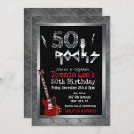 Convite do aniversário da guitarra de Rockstar de<br><div class="desc">50 convite de prata metálico do aniversário da surpresa do brilho 50th do metal da guitarra elétrica de Rockstar das rochas</div>