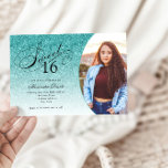 Convite Doce 16 Aniversário Aqua Blue Glitter Photo<br><div class="desc">Este convite de aniversário brilhante de tendências apresenta um elegante título de tipografia e sua foto favorita. Adicione seu texto personalizado usando o formulário modelo. Opções adicionais para texto e layout estão disponíveis se você optar por personalizar ainda mais.</div>