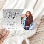 Convite Doce 16 Aniversário - Foto De Glama Glitter Silver<br><div class="desc">Este convite de aniversário brilhante de tendências apresenta um elegante título de tipografia e sua foto favorita. Adicione seu texto personalizado usando o formulário modelo. Opções adicionais para texto e layout estão disponíveis se você optar por personalizar ainda mais.</div>