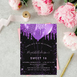 Convite Doce 16 balões de brilho roxo preto glamoroso<br><div class="desc">Para um doce elegante 16,  16 anos. Um fundo na moda preto. Decorado com brilho púrpura e balões. Personalize e adicione um nome,  idade e detalhes da festa. O nome é escrito com um script de estilo manuscrito</div>