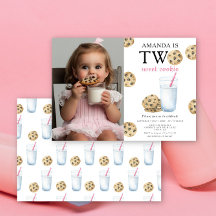 Dois Biscoitos Doces e Menina de Leite Primeiro An