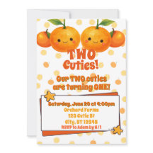 Dois Cuties gêmeos no aniversário da clementina