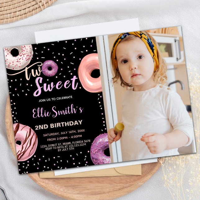Convite Dois fininhos de Rosquinha rosa-preto (Two Sweet Black Pink Photo Donut Birthday Invitation)