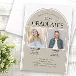 Convite Dois Formandos De Arco Duplo Graduação<br><div class="desc">Este moderno convite para a graduação apresenta um design especificamente para dois formandos. O convite é perfeito para irmão e irmã,  gêmeos ou amigos. O plano de fundo apresenta uma forma de arco bronzeado.</div>