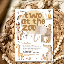 Dois no aniversário de criança de animais do zoo s