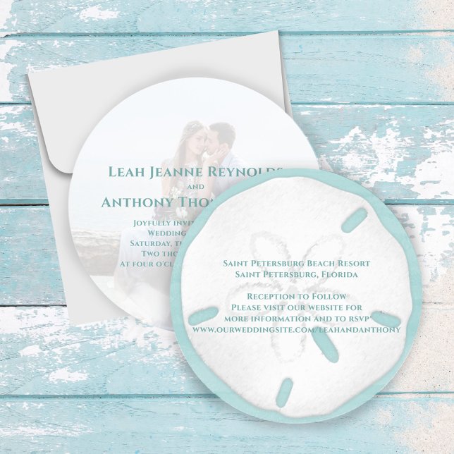 Convite Dólar Tropical de Praia Minimalista (Beach Sand Dollar circle invitation. With turquoise lettering.)