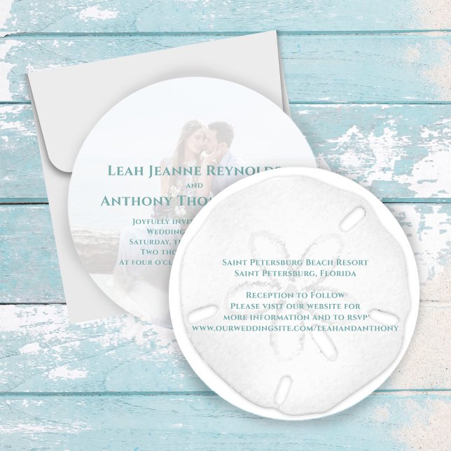 Convite Dólar Tropical de Praia Minimalista (Beach Sand Dollar circle invitation. With turquoise lettering.)