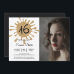 Convite Dourada Splash Sweet 16 16ª Foto de Festa de anive<br><div class="desc">Um suave convite de 16 festas de aniversário moderno, com um salto de ouro e o número 16 na tipografia moderna. Mande este glamouroso reluzente dourado e 16º convite para comemoração da festa de aniversário negra para sua família e amigos. Basta adicionar sua foto e detalhes pessoais a este décimo...</div>