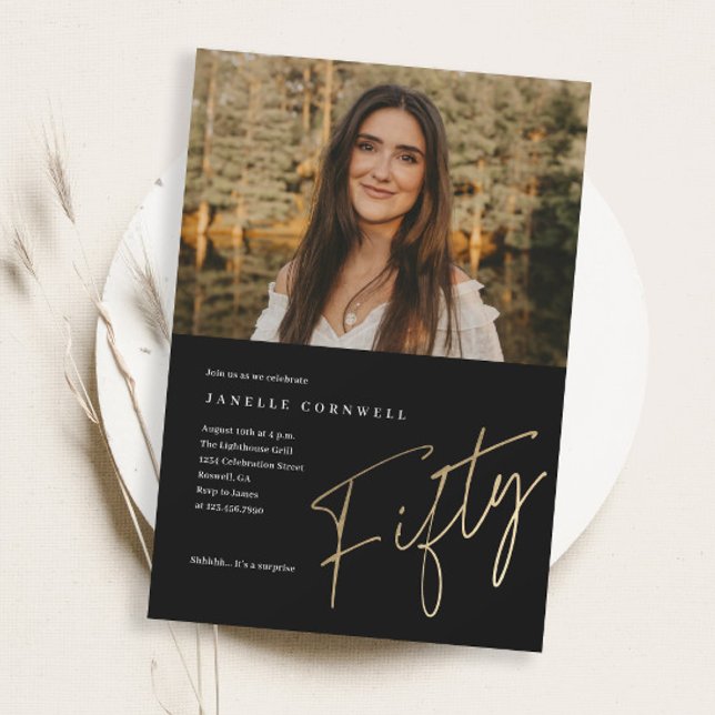 Convite Dourado 50º aniversário da Foto com Script Minimal (Elegant Modern Black and Gold Script Fifty Photo 50th Birthday Party Invitation.)