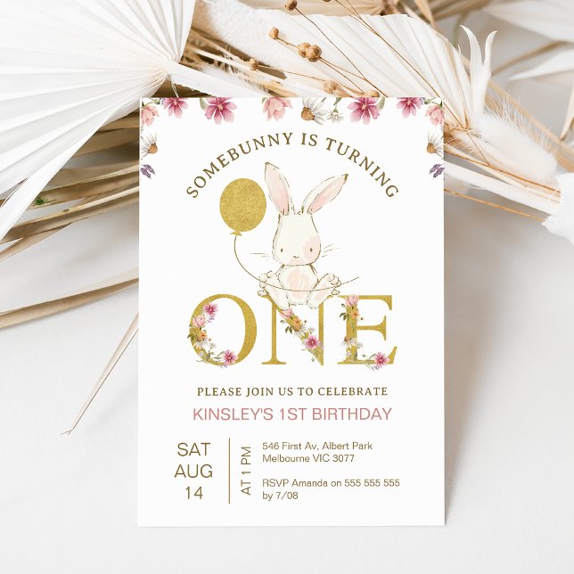 Convite Dourado Balão Flores Selvagens Algum primeiro aniv (Some bunny is turning one 1st birthday invitation with a white bunny, wildflowers and old balloon.)