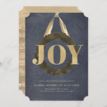 Convite Dourado concerto de Natal do Quadro de Chalkboards<br><div class="desc">Este concerto de natal moderno e simples / programa musical de férias / recital de piano de natal / concerto musical de natal apresenta uma palavra "JOY" em folha de ouro falsa sobre um fundo branco de marfim com folhagem / coroa verde com fita de satírico dourado. O verso apresenta...</div>