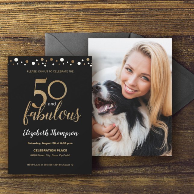Convite Dourado Confetti 50 preto e fabuloso aniversário d (Customizable 50 and fabulous gold confetti elegant script photo invitation.)