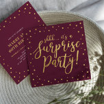 Convite Dourado e Borgonha | Surpresa 60.a Festa de aniver<br><div class="desc">Celebre seu dia especial com este modelo na moda moderno convite de aniversário surpresa. Este design apresenta caligrafia texturizada de ouro cônico e confete em um fundo vermelho burgundy. Você pode personalizar o texto para qualquer aniversário ou evento. (21rua,  30,  40º,  50º,  60º,  70,  80,  90,  100º)</div>