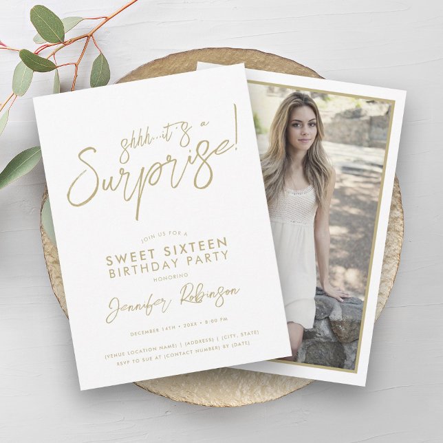 Convite Dourado e branco moderno Surpresa de Foto Sweet 16 (Modern Gold & White Photo Surprise Sweet 16 Invitation)