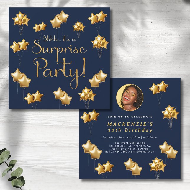 Convite Dourado E Marinho Surpreende Qualquer Festa de ani (Surprise party invitations in blue and old with photo on grey wood background.)