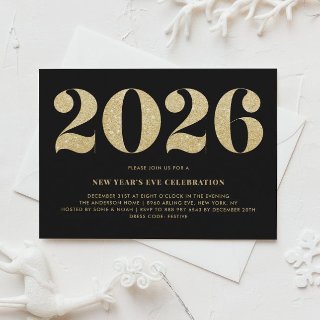 Convite Dourado Glitter Black 2024 Partido da Véspera do A (Customizable 2026 New Year's Eve party invitation featuring faux gold glitter on black background.)