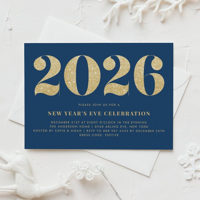 Convite Dourado Glitter Blue 2024, Partido da Véspera do A (Customizable 2026 New Year's Eve party invitation featuring faux gold glitter on blue background.)