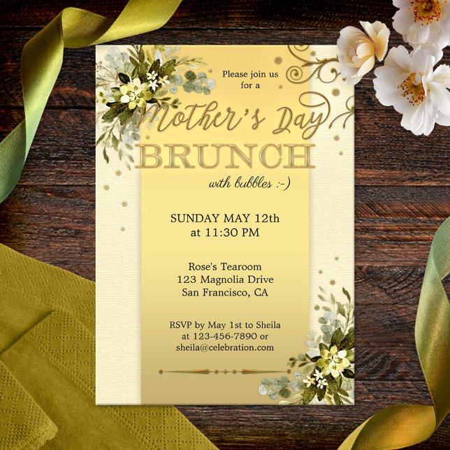 Convite Dourado para Dia de as mães Floral Brunch (Elegant Mother's Day Brunch invitation featuring a gold stylized design with watercolor leaves)