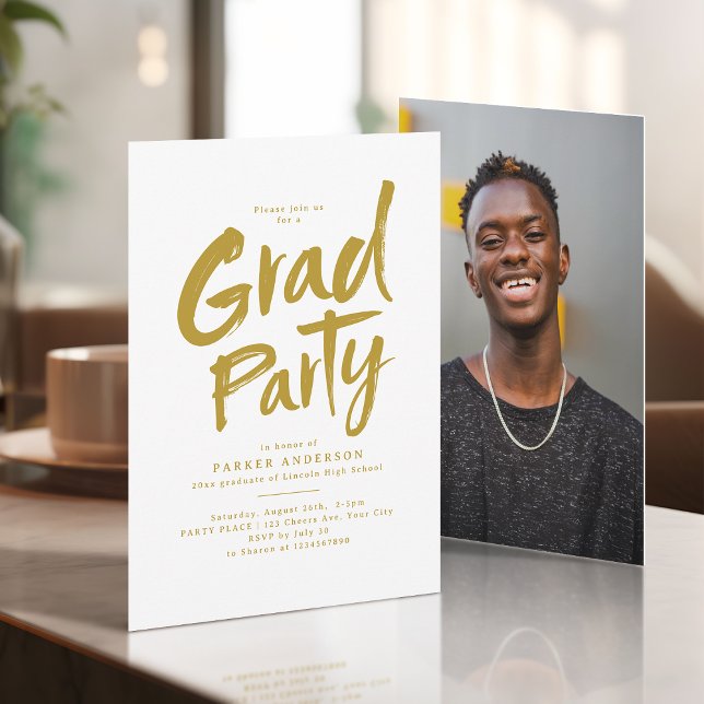 Convite Dourado Partido de Formando Simples de Script de P (Gold Simple Modern Brush Script Grad Party Invitation)