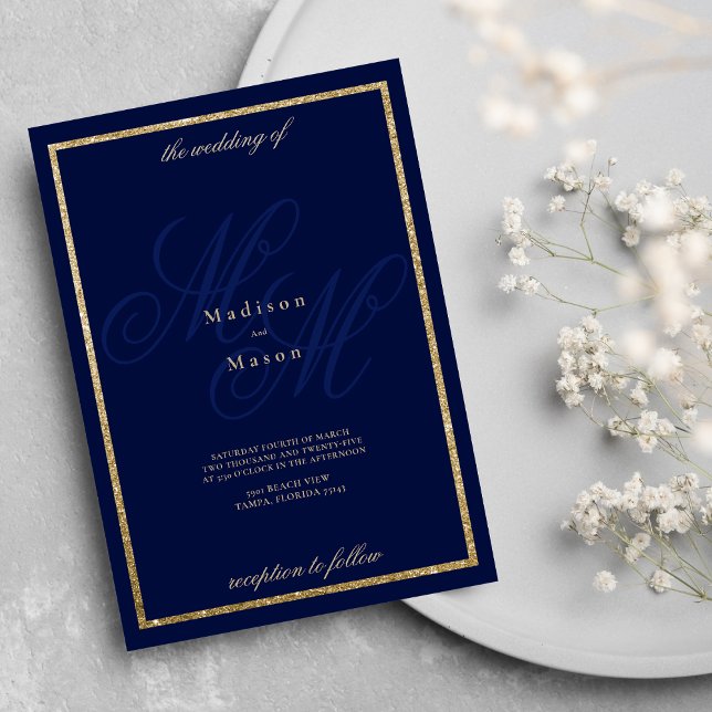 Convite Dourado tema das iniciais do monograma azul marinh (Gold navy blue monogram initials theme wedding)