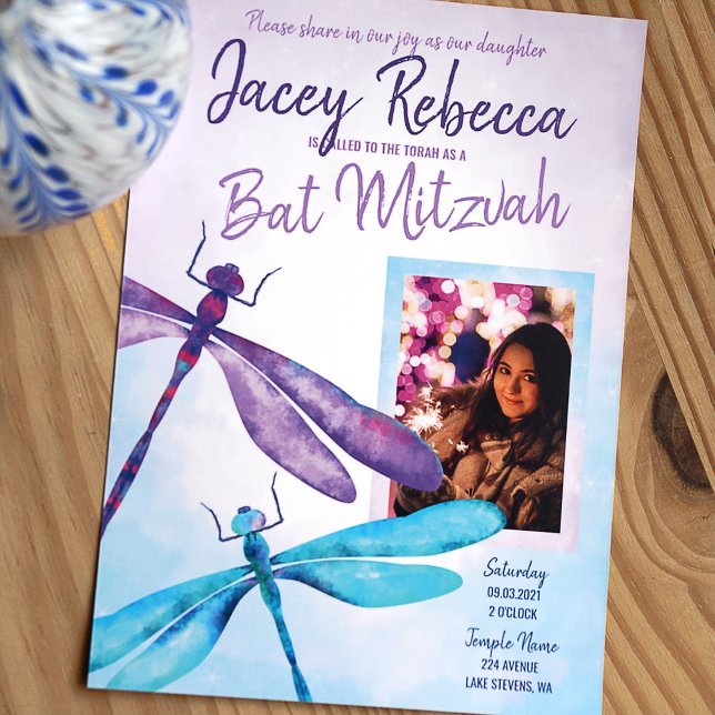 Convite Dragonfly roxa e turquesa Bat Mitzvah (Purple and turquoise whimsical dragonflies bat mitzvah invitation with photo)