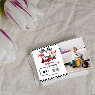 Convite Duas festas de segundo aniversário Rapaz de corrid