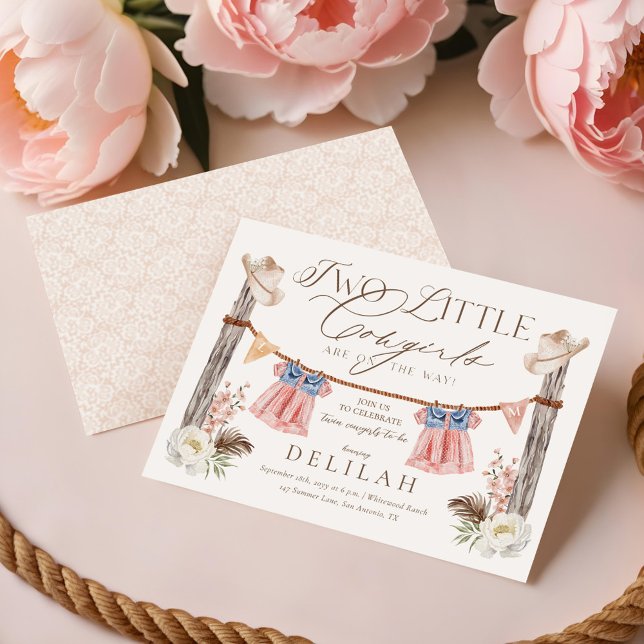 Convite Duas Pequenas Garotas Estão no Caminho do Chá de f (Two Little Cowgirls Are on The Way Baby Shower Invitation)
