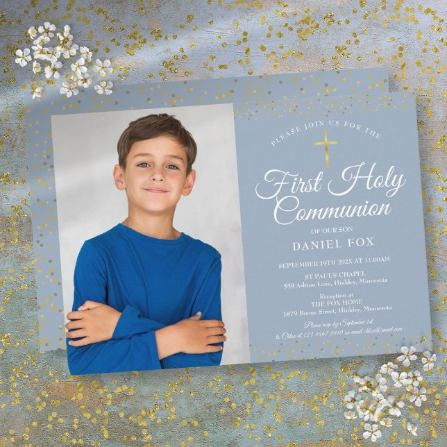 Convite Dust Blue Dourado Dust Primeira Foto Sagrada da Co (Dusty Blue Gold Dust First Holy Communion Photo Invitation)